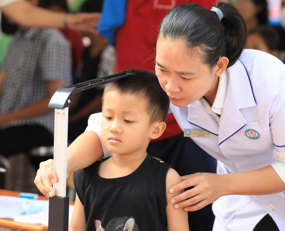 Trẻ được kiểm tra chiều cao, cân nặng và đánh giá dinh dưỡng. Ảnh: S.X