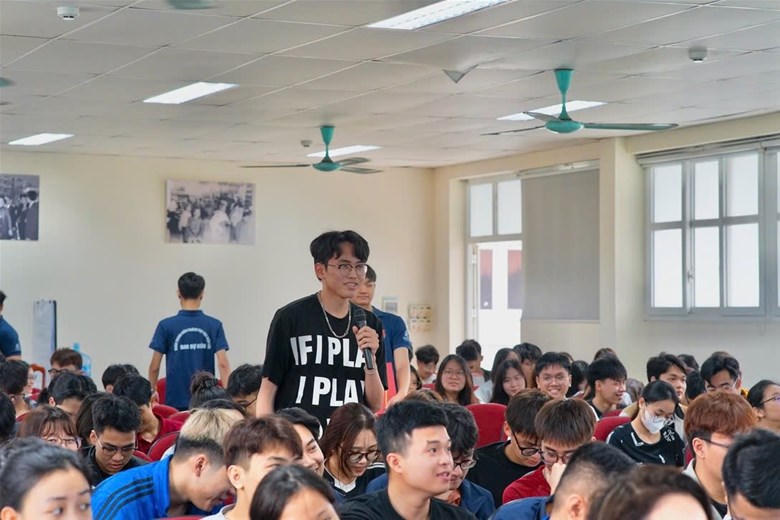 Sinh viên hào hứng tham gia hoạt động “Hỏi nhanh – Đáp xanh”.