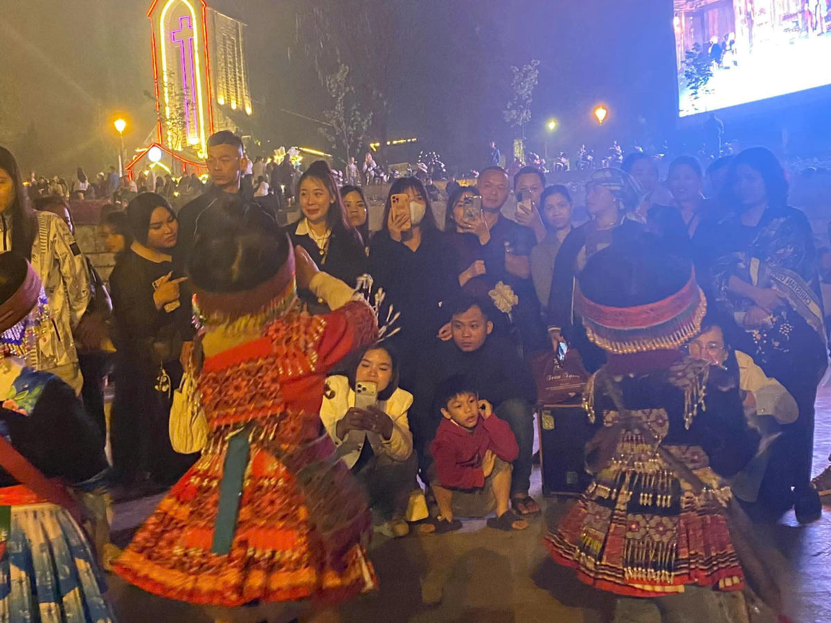 Đừng để trẻ em trở thành “đạo cụ” du lịch