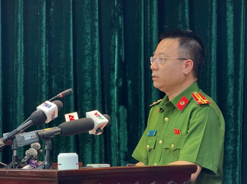 Thượng tá Lý Hoài Nam, Phó Trưởng phòng Cảnh sát hình sự, Công an TP Hà Nội thông tin tại buổi họp báo. Ảnh: Đạt Lê