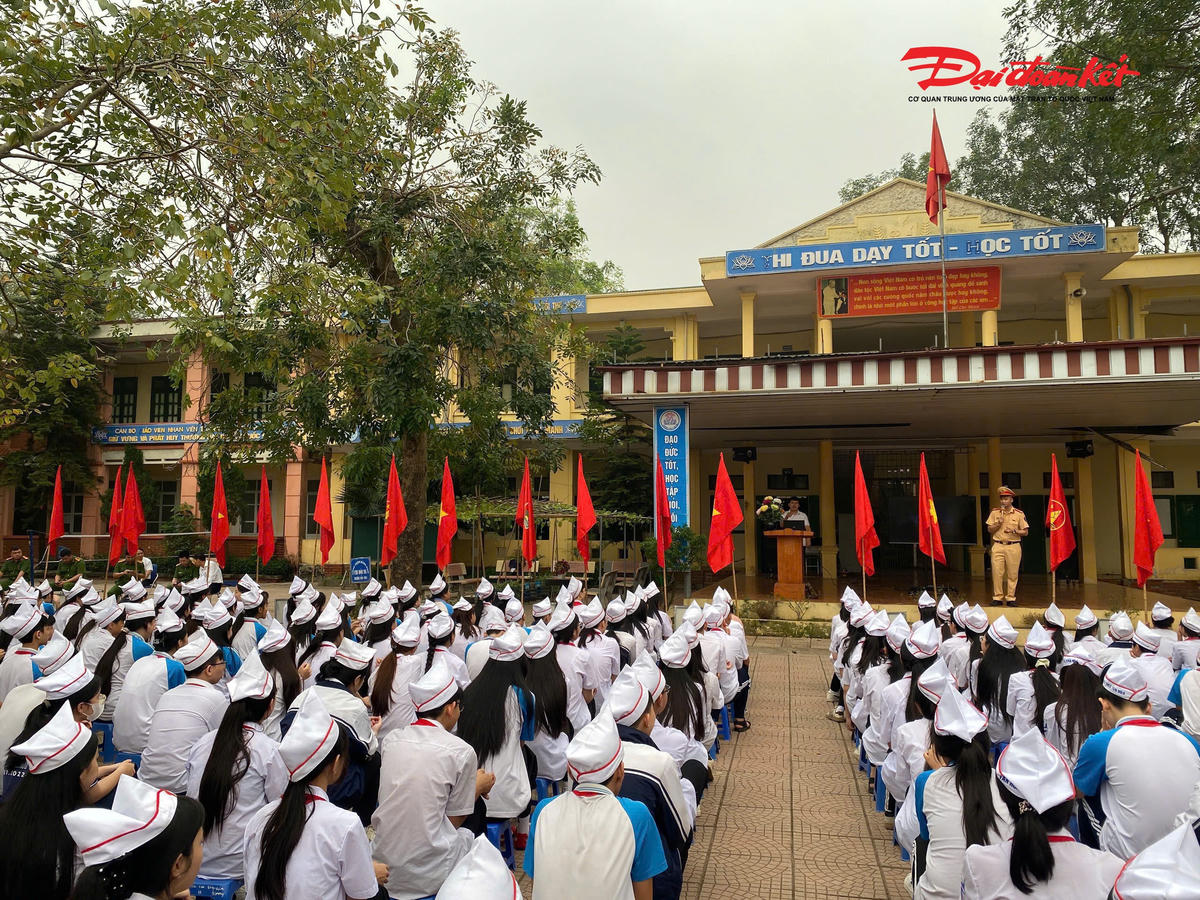 Tại buổi tuyên truyền, các em học sinh được báo cáo viên phổ biến các quy định của pháp luật liên quan trực tiếp đến lứa tuổi học sinh khi tham gia giao thông; đồng thời được hướng dẫn nhận diện các tình huống nguy hiểm, kỹ năng xử lý khi tham gia giao thông an toàn.