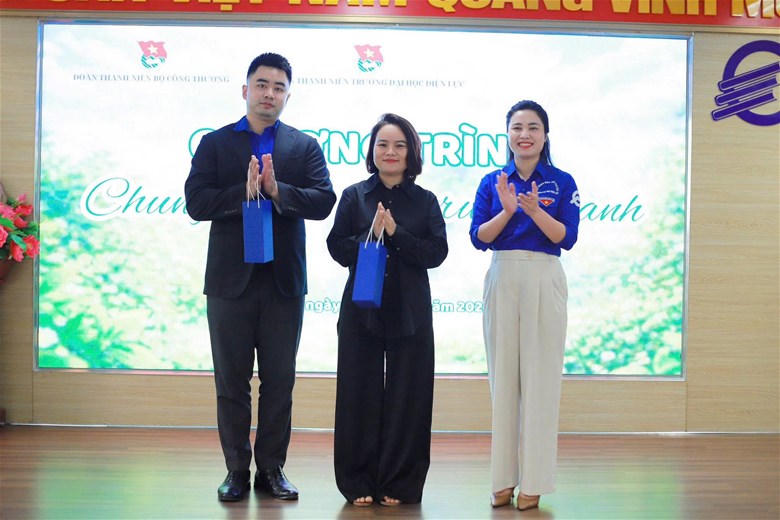 Các đại biểu tham dự chương trình.
