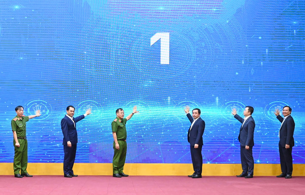 Các đại biểu bấm nút kích hoạt kết nối, đồng bộ dữ liệu. Ảnh: KC