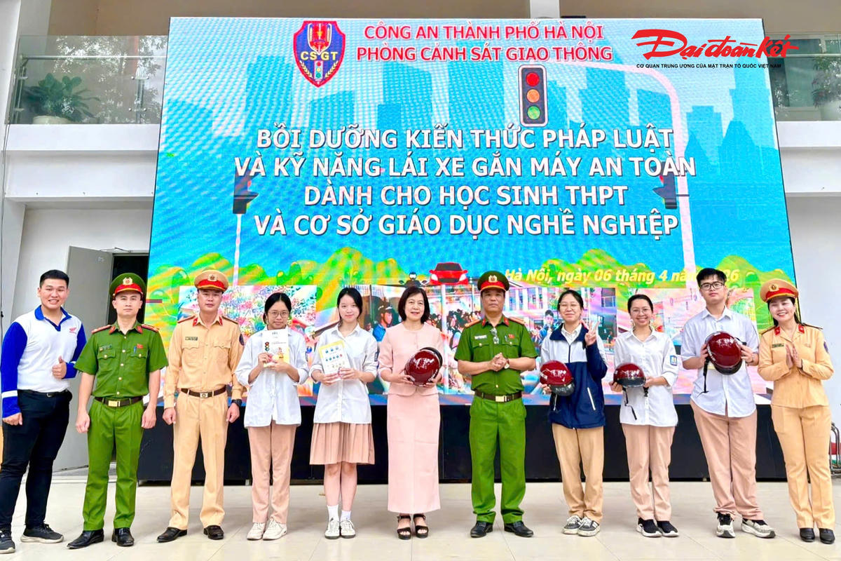 Sáng 6/4/2026, tại Trường THPT Nguyễn Gia Thiều, Đội CSGT đường bộ số 5 phối hợp Công an phường Bồ Đề và Công ty Honda Việt Nam tổ chức tuyên truyền TTATGT và hướng dẫn kỹ năng lái xe gắn máy an toàn cho khoảng 850 học sinh.