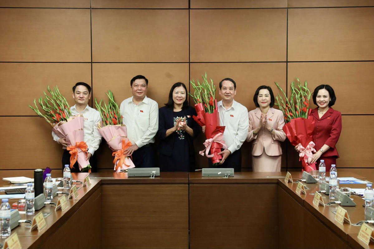 Phó Chủ tịch Quốc hội Nguyễn Thị Thanh và Phó Chủ nhiệm Thường trực Ủy ban Dân nguyện và Giám sát của Quốc hội Lê Thị Nga tặng hoa chúc mừng lãnh đạo Đoàn ĐBQH tỉnh Ninh Bình khóa XVI. Ảnh: Đoàn ĐBQH Ninh Bình.