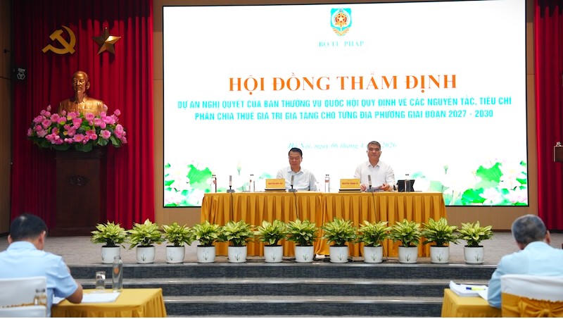 Từ phải qua trái, Thứ trưởng Bộ Tư pháp Nguyễn Thanh Tú và Thứ trưởng Bộ Tài chính Nguyễn Đức Chi cùng điều hành cuộc họp. Ảnh: G.B. 

