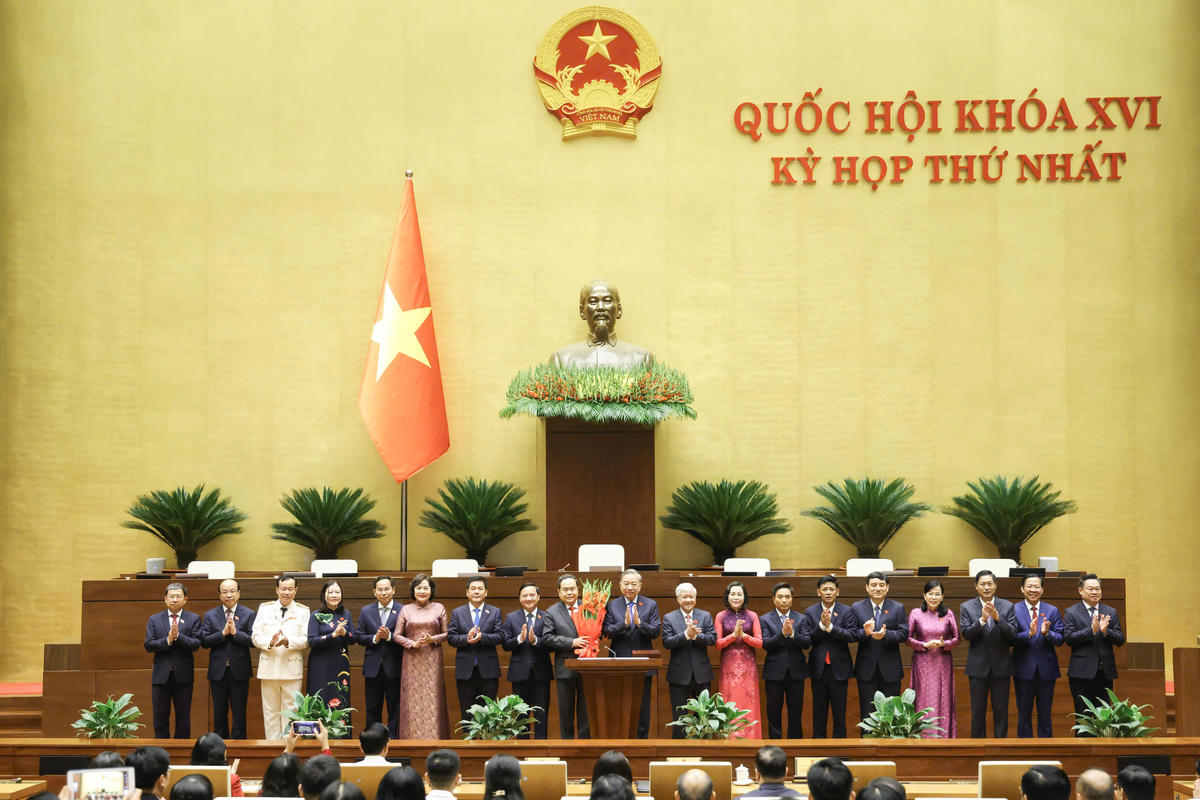 Tổng Bí thư Tô Lâm tặng hoa Chủ tịch Quốc hội Trần Thanh Mẫn và chúc mừng các thành viên Ủy ban Thường vụ Quốc hội. Ảnh: Quang Vinh