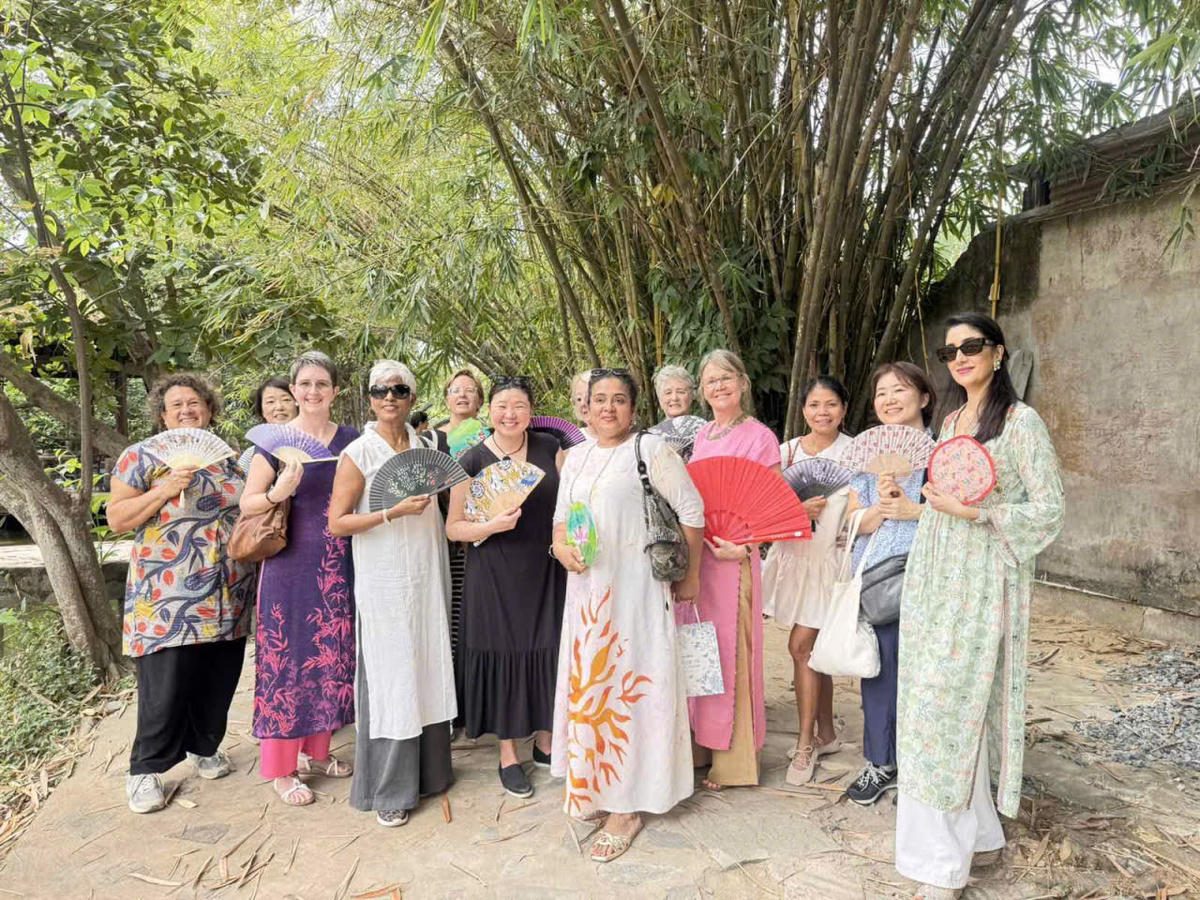 Bảo tàng Áo dài, Hội Nạn nhân chất độc da cam/dioxin TP Hồ Chí Minh chụp hình lưu niệm với Đoàn Hội Phụ nữ Quốc tế tại Việt Nam. Ảnh: Lưu Tuyết.