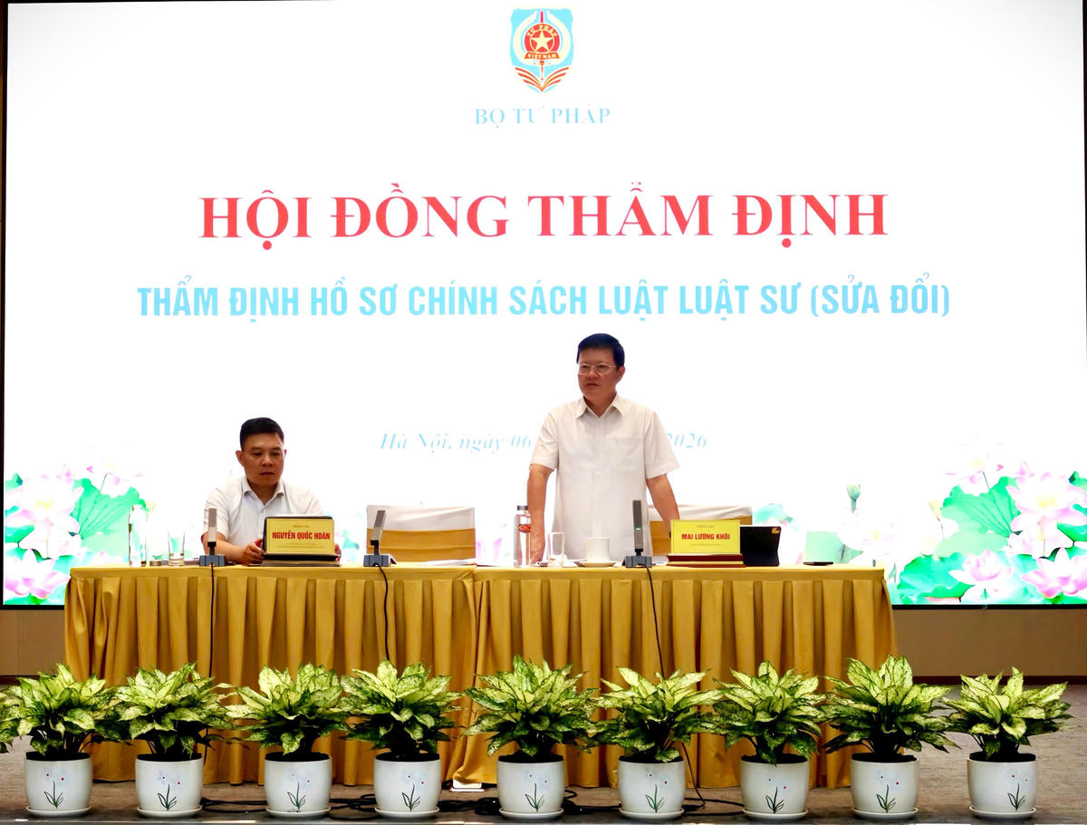 Thứ trưởng Bộ Tư pháp Mai Lương Khôi (bên phải) phát biểu tại cuộc họp. Ảnh: G.B.