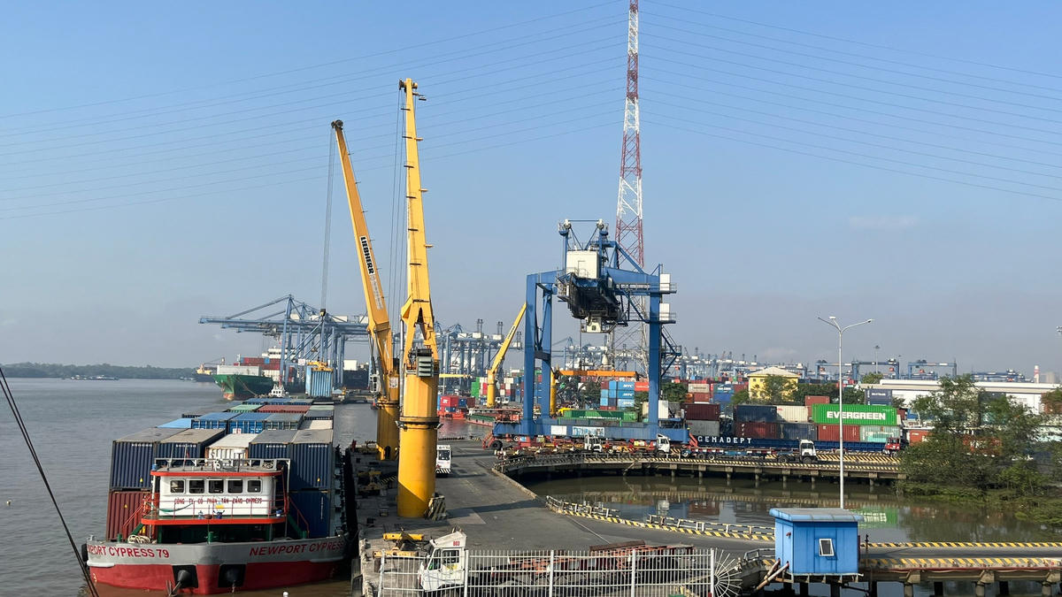 Để bù đắp phần thiếu hụt và hướng tới mục tiêu cả năm, nền kinh tế phải duy trì tốc độ tăng trưởng trên 10,5% trong các quý còn lại. (Ảnh: Vietnam+).