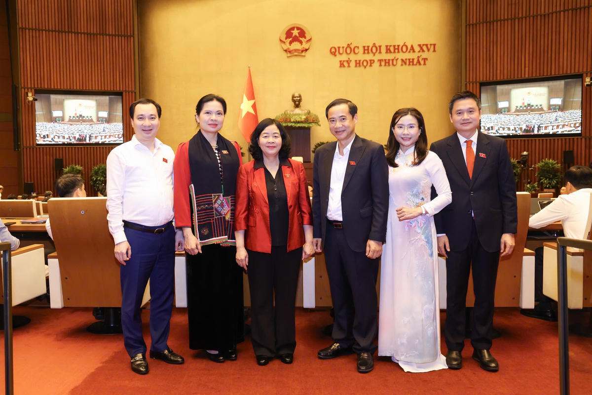 Bà Bùi Thị Minh Hoài, Uỷ viên Bộ Chính trị, Bí thư Trung ương Đảng, Bí thư Đảng uỷ MTTQ, các đoàn thể Trung ương, Chủ tịch Uỷ ban Trung ương MTTQ Việt Nam chụp ảnh lưu niệm với các đại biểu Quốc hội.&nbsp;