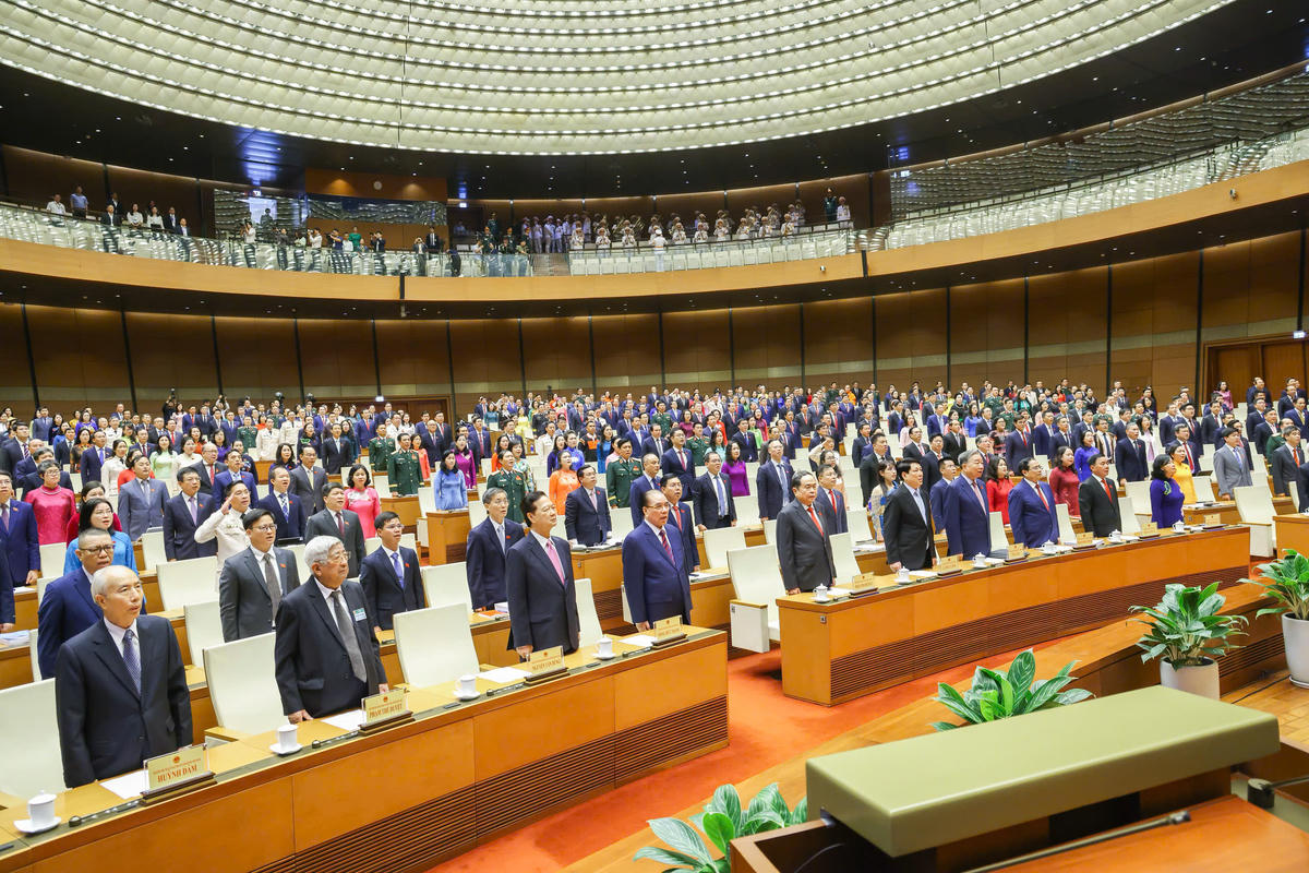 Các đại biểu dự phiên khai mạc Kỳ họp thứ Nhất, Quốc hội khóa XVI thực hiện nghi lễ chào cờ.&nbsp;