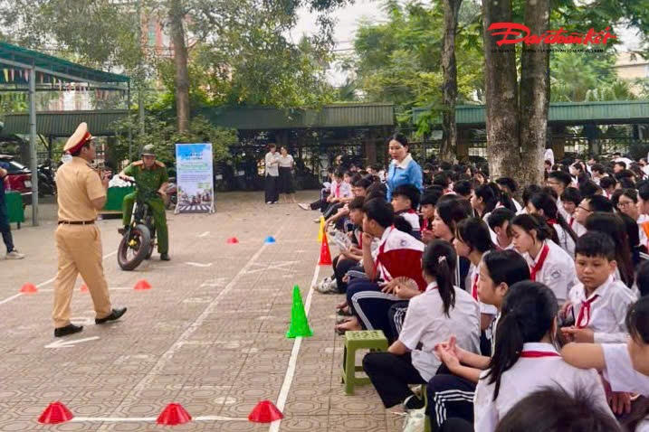 Đối với học sinh THCS, lực lượng chức năng tập trung hướng dẫn những quy định cơ bản về bảo đảm an toàn giao thông; cách nhận biết, phân biệt các loại phương tiện phù hợp với độ tuổi; các quy tắc tham gia giao thông an toàn, nhận diện biển báo giao thông thông dụng và việc đội mũ bảo hiểm khi ngồi trên xe máy.