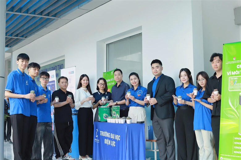 Hoạt động “Đổi pin cũ – Nhận cây xanh” thu hút đông đảo cán bộ, giảng viên tham gia.