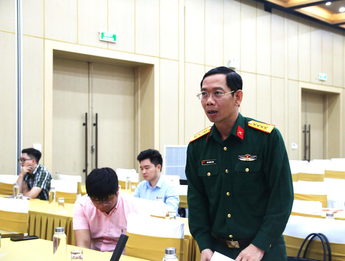 Đại tá Bùi Hoàng Anh, Phó Cục trưởng Cục pháp chế, Bộ Quốc phòng đề nghị cơ quan soạn thảo cân nhắc, tránh tình trạng các doanh nghiệp không phải là luật sư, tổ chức hành nghề luật sư vẫn cung cấp các dịch vụ pháp lý như luật sư. Ảnh: G.B.