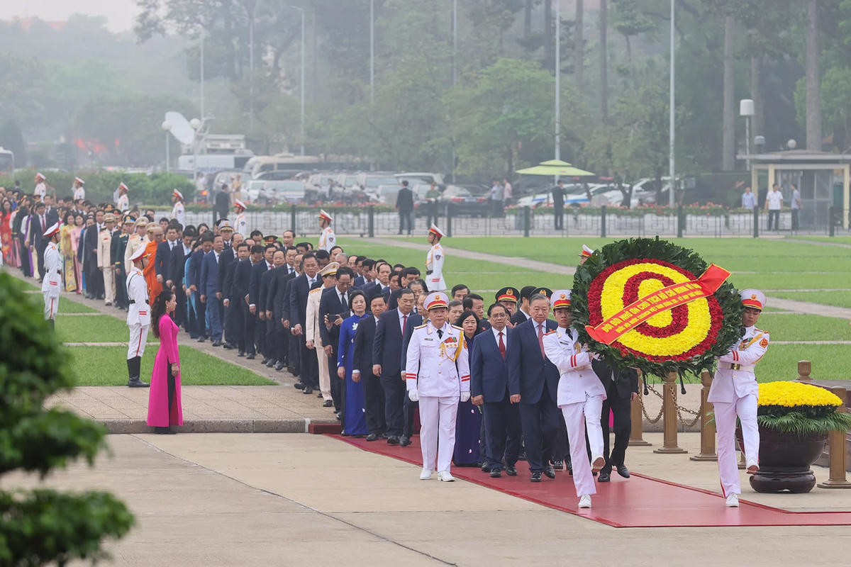 Tổng Bí thư Tô Lâm, Chủ tịch nước Lương Cường, Thủ tướng Chính phủ Phạm Minh Chính, Chủ tịch Quốc hội Trần Thanh Mẫn, Chủ tịch UBTƯ MTTQ Việt Nam Bùi Thị Minh Hoài và các đại biểu Quốc hội vào Lăng viếng Chủ tịch Hồ Chí Minh. Ảnh: Phạm Thắng