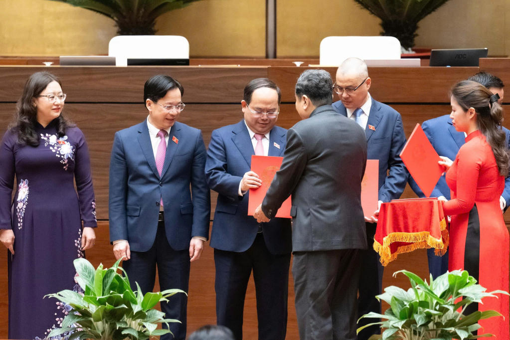 Chủ tịch Quốc hội Trần Thanh Mẫn trao Nghị quyết của Ủy ban Thường vụ Quốc hội về việc phê chuẩn Trưởng Đoàn ĐBQH khóa XVI cho Bí thư Tỉnh ủy Quảng Ninh Quản Minh Cường. Ảnh: QMG