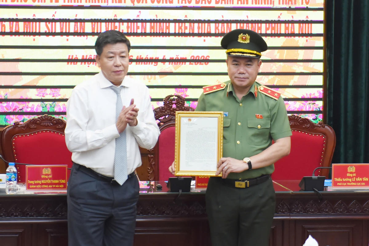 Thừa uỷ quyền của lãnh đạo cấp trên, ông Dương Đức Tuấn, Phó Chủ tịch Thường trực UBND TP Hà Nội trao Thư khen của Thủ tướng tới Công an TP Hà Nội. Ảnh: Đạt Lê