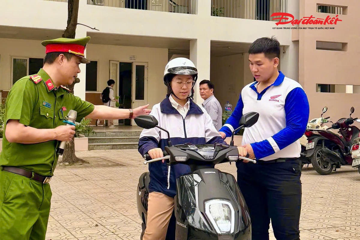 Bên cạnh đó, học sinh còn được hướng dẫn thao tác sử dụng và kỹ năng điều khiển xe gắn máy, xe máy điện - những phương tiện phổ biến hiện nay đối với lứa tuổi học sinh; thực hành đội mũ bảo hiểm đúng cách và tham gia giao thông an toàn.