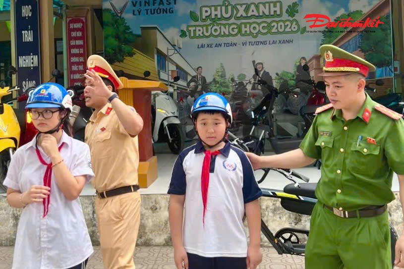 Cũng trong sáng cùng ngày, tại xã Phú Cát, Đội CSGT đường bộ số 11 phối hợp Công an xã và các cơ sở giáo dục trên địa bàn tổ chức các buổi tuyên truyền pháp luật và hướng dẫn kỹ năng lái xe an toàn cho gần 1.000 học sinh THCS, THPT.