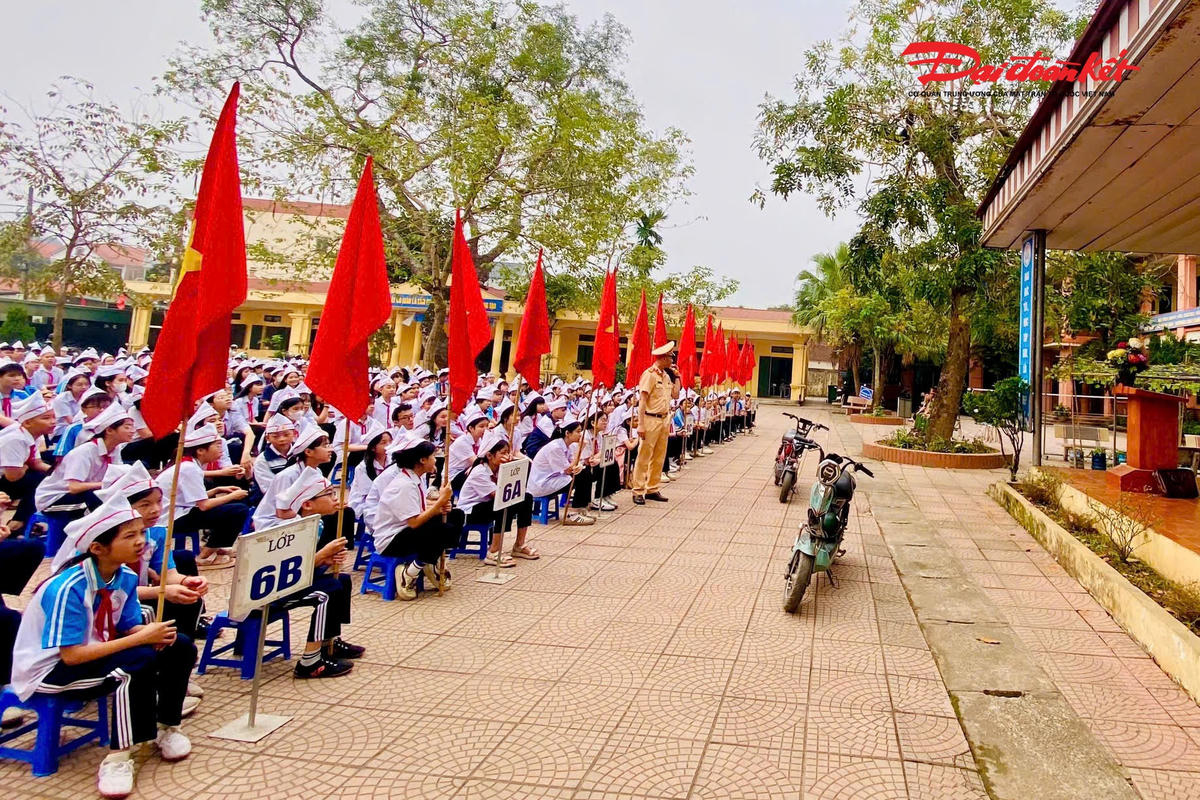 Các hoạt động tuyên truyền được tổ chức dưới nhiều hình thức trực quan, sinh động như thuyết trình kết hợp trình chiếu video, phát tờ rơi, đặt câu hỏi tương tác và hướng dẫn thực hành, qua đó góp phần nâng cao hiệu quả tuyên truyền, giúp học sinh dễ hiểu, dễ nhớ và chủ động chấp hành pháp luật khi tham gia giao thông.