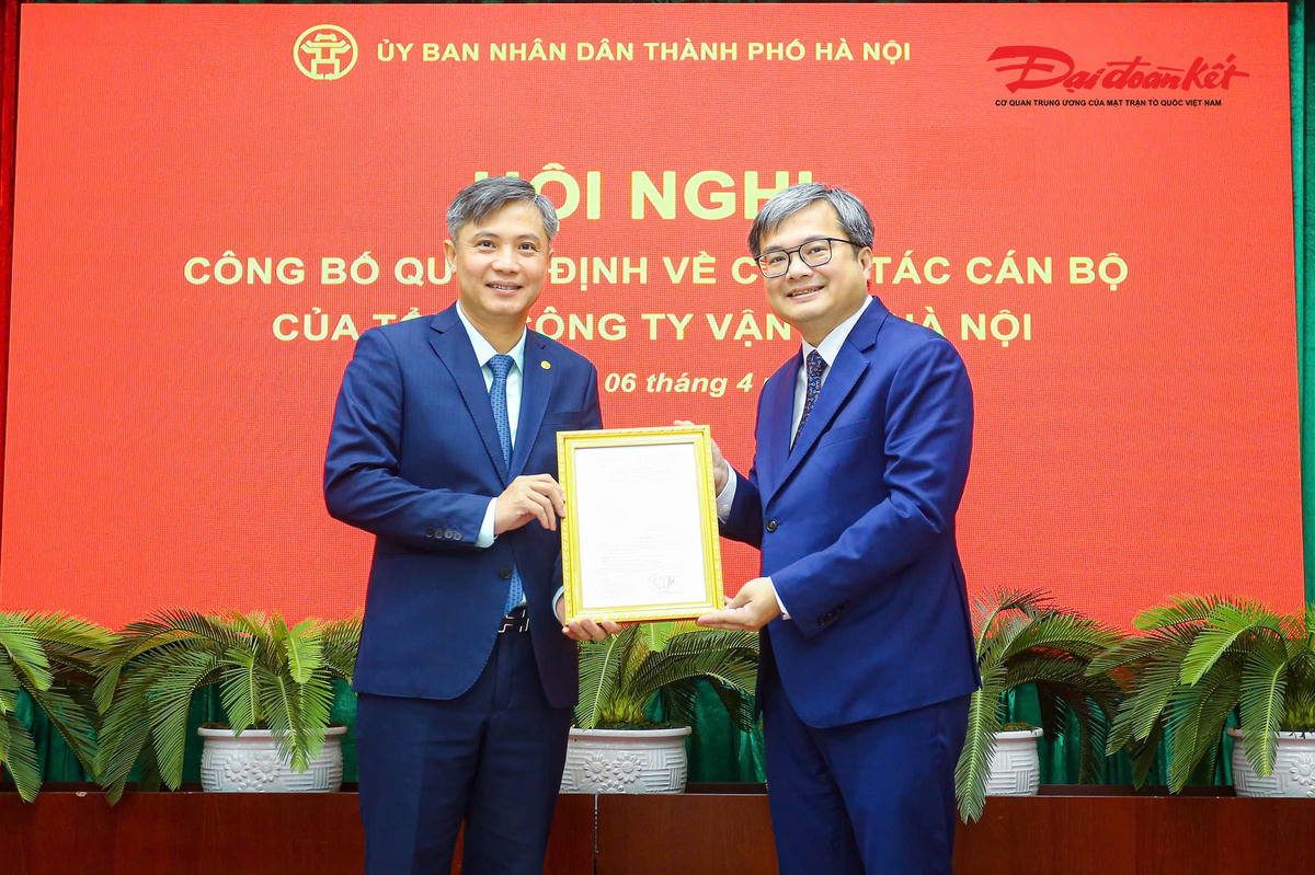 Ông Trương Việt Dũng - Phó Chủ tịch UBND thành phố Hà Nội trao quyết định bổ nhiệm cho Chủ tịch Hội đồng thành viên Nguyễn Thanh Nam.
