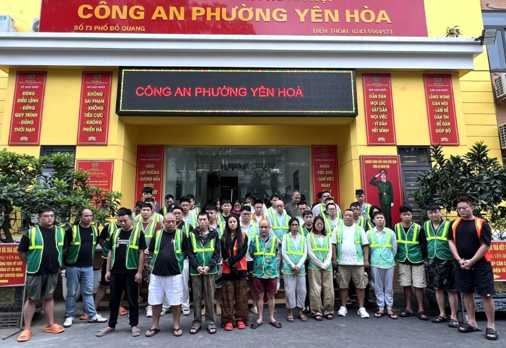 Các đối tượng người nước ngoài tại Công an phường Yên Hòa. Ảnh: Cơ quan công an