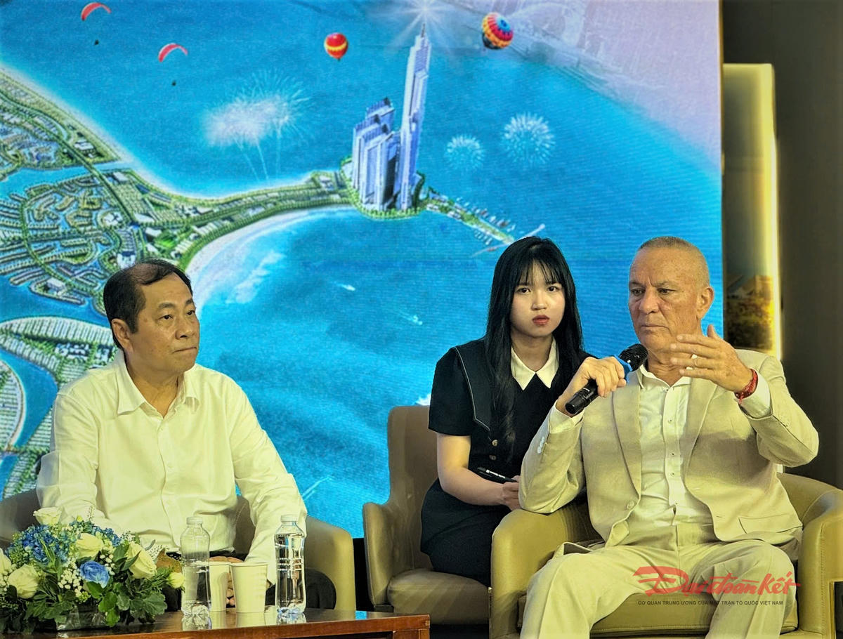 Ông Troy Griffiths  - Phó Tổng Giám đốc Savills Việt Nam&nbsp;chia sẻ tại tọa đàm. Ảnh: T.Luân.