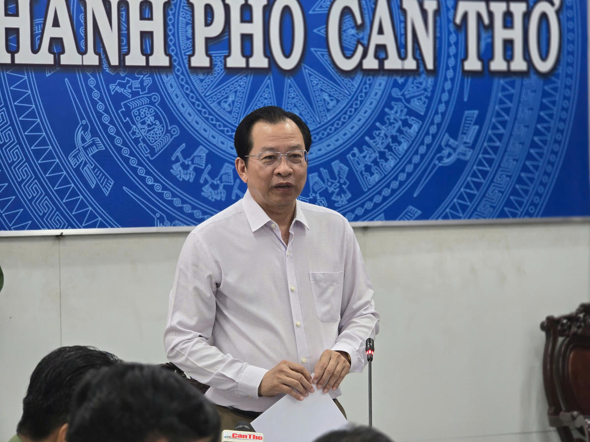 Phó Chủ tịch UBND TP Cần Thơ Vương Quốc Nam phát biểu tại cuộc họp. Ảnh Phạm Ngọc&nbsp;