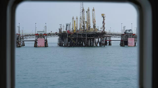 Các giàn xếp dỡ dầu xuất khẩu nổi tại Cảng dầu Basra, Iraq. Nguồn: Reuters.