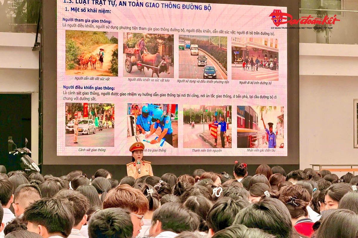 Đối với học sinh THPT, nội dung tuyên truyền tập trung vào các quy định về điều kiện điều khiển xe gắn máy, xe máy điện; các quy tắc tham gia giao thông an toàn; đồng thời nhấn mạnh các hành vi vi phạm phổ biến như vượt đèn đỏ, chở quá số người quy định, điều khiển phương tiện khi chưa đủ điều kiện…