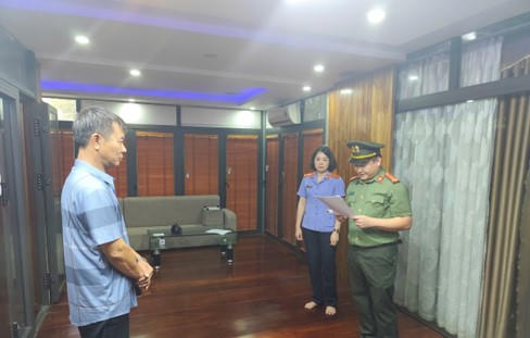 Cơ quan công an đọc lệnh khởi tố bị can đối với Nguyễn Đức Nghĩa.