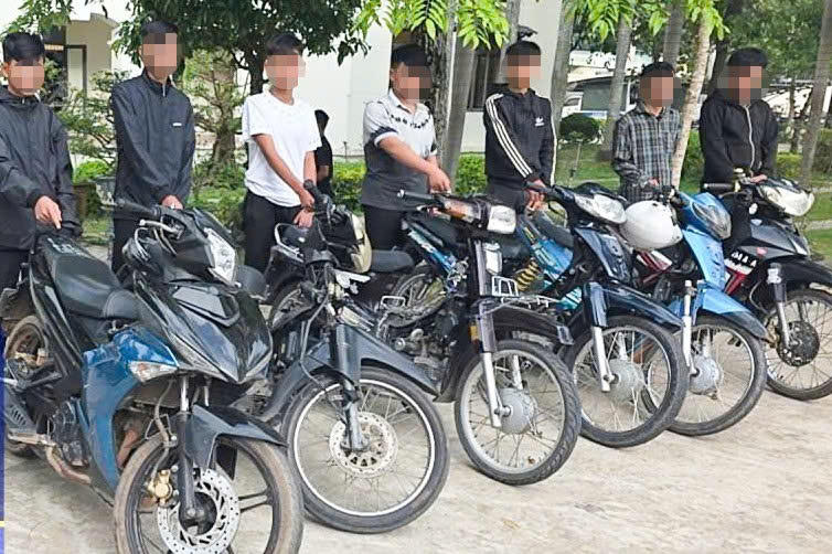 Các thiếu niên chưa đủ tuổi lái xe bị xử phạt vì nhiều lỗi vi phạm giao thông. Ảnh: C.A.