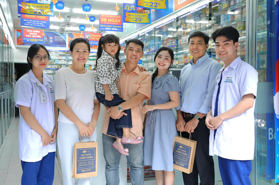 Hệ thống nhà thuốc và trung tâm tiêm chủng Long Châu hiện phục vụ 33 triệu khách hàng, tiên phong những sáng kiến nâng cao sức khoẻ gia đình Việt.