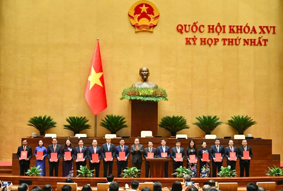 Ông Mai Văn Tuất - Phó Bí thư Tỉnh ủy, Chủ tịch Ủy ban MTTQ tỉnh Ninh Bình (thứ 3 từ trái qua), được Ủy ban Thường vụ Quốc hội phê chuẩn giữ chức vụ Trưởng đoàn ĐBQH tỉnh Ninh Bình khóa XVI. Ảnh: Đỗ Trọng Tuấn.