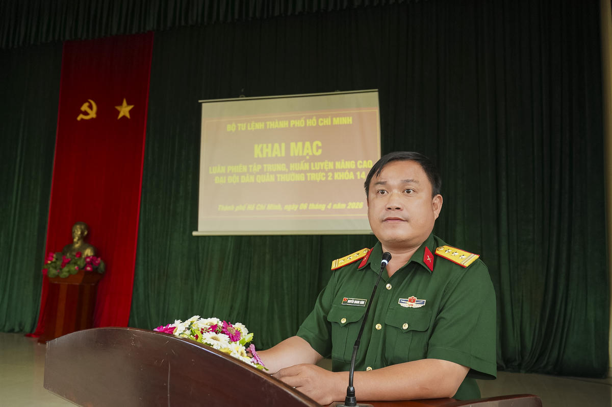 Thượng tá Nguyễn Quang Sáng, Phó Tham mưu trưởng Bộ Tư lệnh Thành phố phát biểu giao nhiệm vụ cho các chiến sĩ dân quân tại lễ khai mạc. Ảnh: Nguyên Phú.