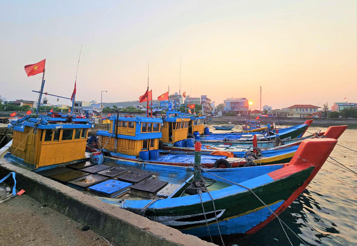 Tàu thuyền cập cảng Lý Sơn bán hải sản. Ảnh: CV.
