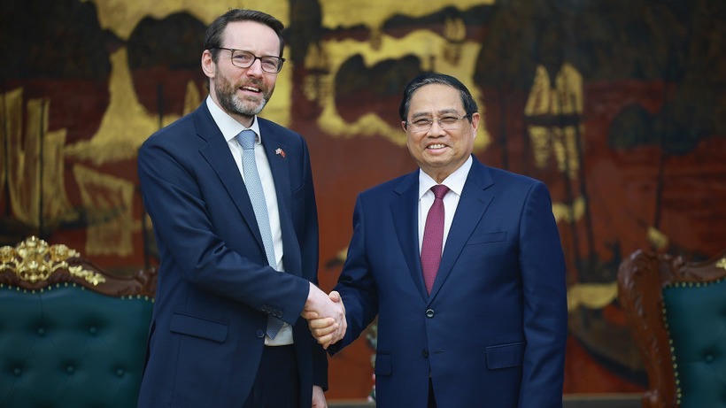Thủ tướng Phạm Minh Chính tiếp Đại sứ Anh và Bắc Ireland tại Việt Nam Iain Frew