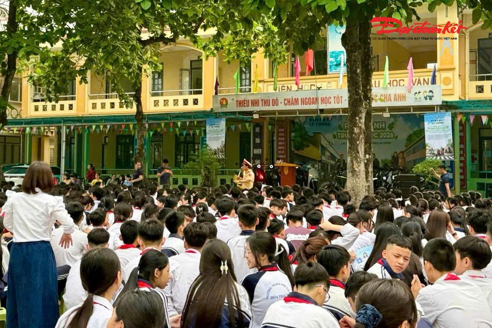 Phát biểu tại tiết học, bà Nguyễn Thị Minh Châu, Phó Hiệu trưởng nhà trường nhấn mạnh, trong bối cảnh hiện nay, công tác bảo đảm TTATGT cho lứa tuổi học sinh luôn được nhà trường và các cơ quan chức năng quan tâm, phối hợp chặt chẽ. Việc lựa chọn tiết học đầu tiên của tuần học để tổ chức tuyên truyền không chỉ giúp học sinh dễ tiếp thu mà còn góp phần hình thành ý thức chấp hành pháp luật một cách thường xuyên, liên tục.