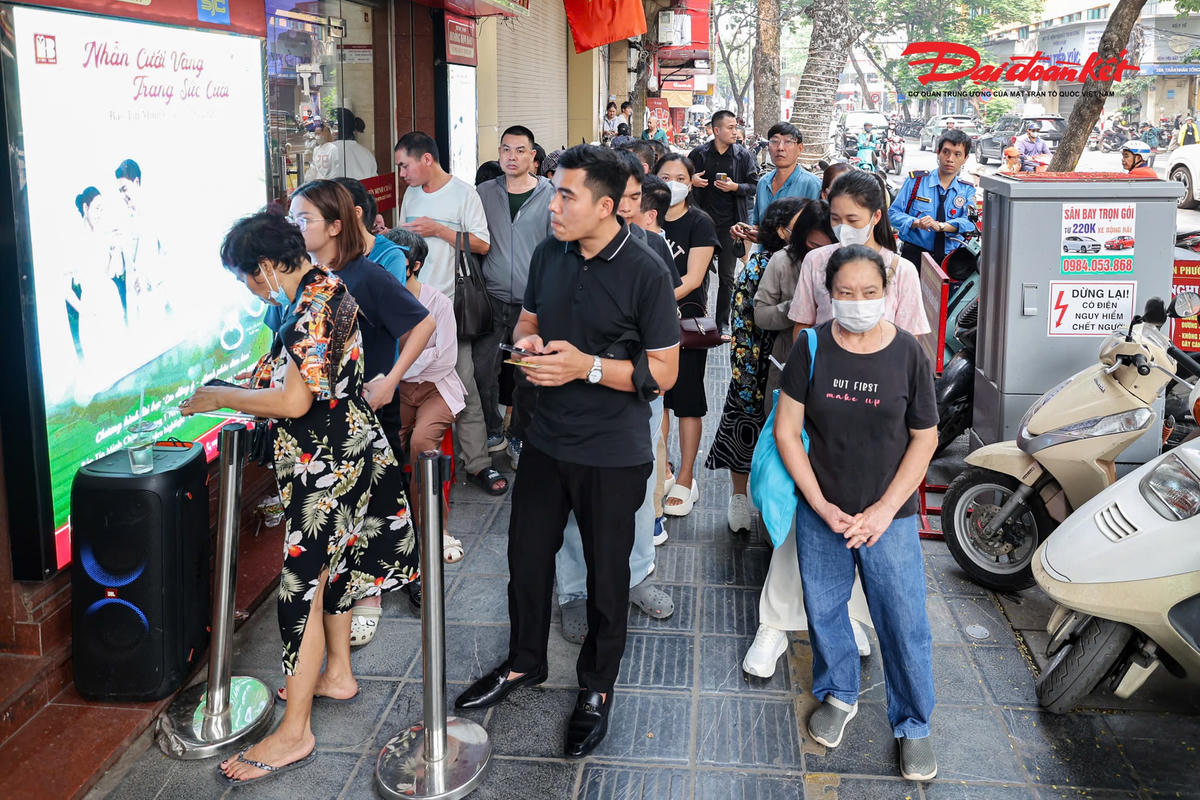 Giữa ồn ào khởi tố ông chủ, Bảo Tín Minh Châu vẫn nhộn nhịp khách hàng