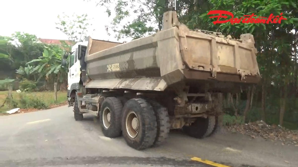 Xe trọng tải lớn lưu thông trên đoạn đường xóm Cương Lăng. Ảnh: Hương Trà.