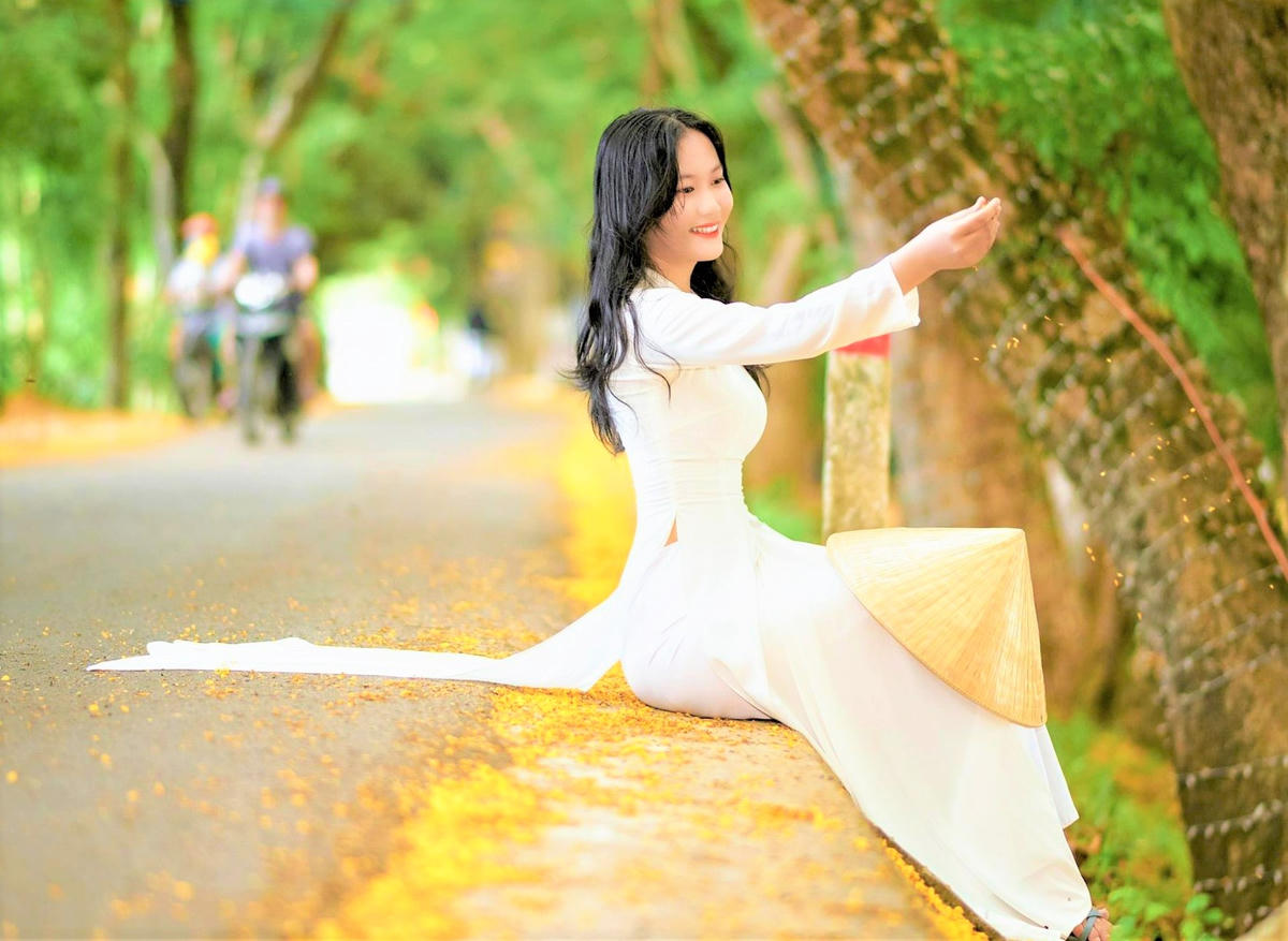 Một bạn trẻ check in ở vườn hoa sưa tại làng Hương Trà. Ảnh: Nguyễn Thành.