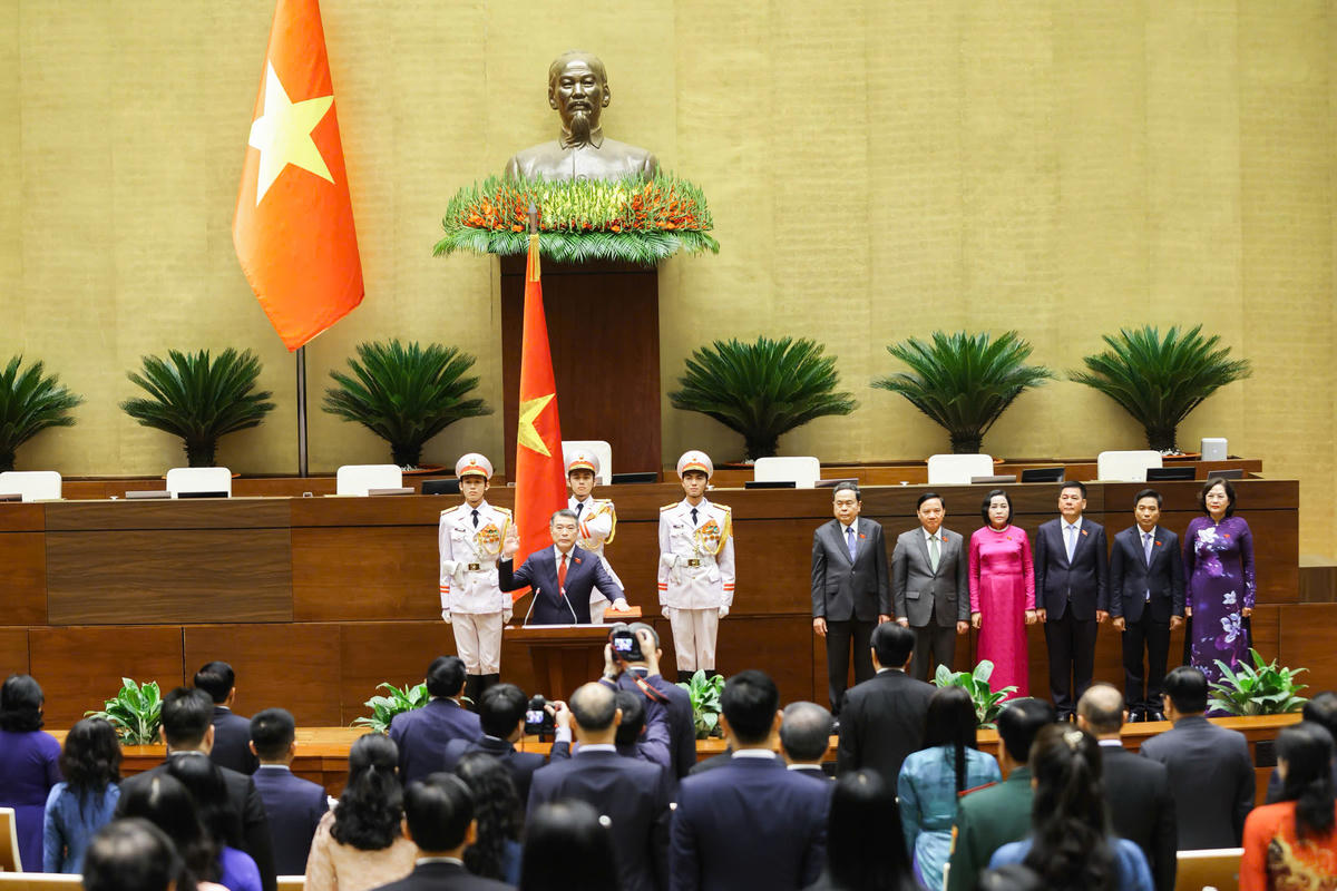 Thủ tướng Chính phủ Lê Minh Hưng thực hiện nghi lễ tuyên thệ. Ảnh: Quang Vinh