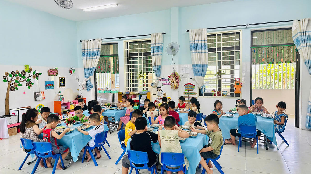 Bữa ăn của học sinh Trường mẫu giáo Họa My, phường Hương Trà đảm bảo đủ chất dinh dưỡng. Ảnh: CV.