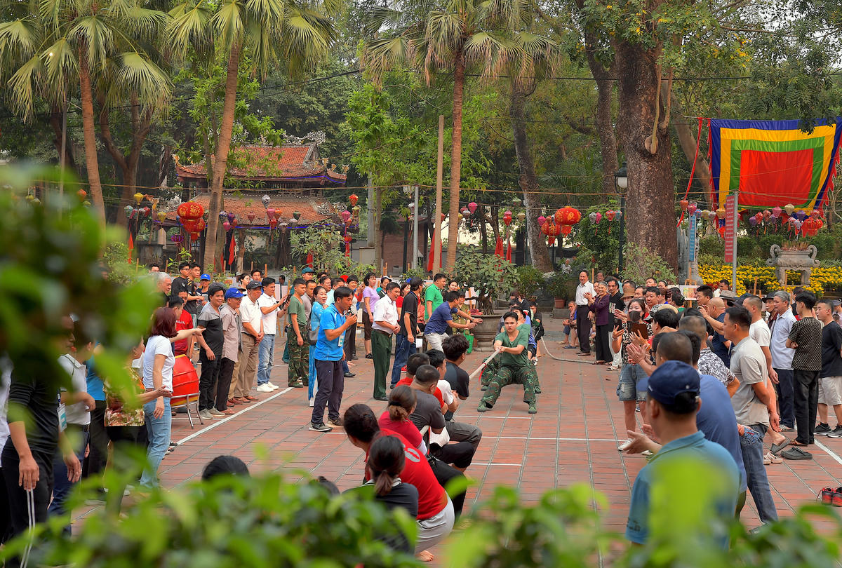 Ngày chính hội, nhiều hoạt động truyền thống đã diễn ra trong khuôn viên đền, chùa Bà Tấm. Những phần thi kéo co kịch tính đến từ các đội, đem lại không khí rộn ràng. Trò chơi thể hiện sức mạnh và tinh thần gắn bó, đoàn kết trong cộng đồng dân cư.
