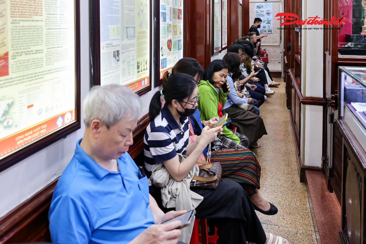 Cách đó không xa, tại cơ sở khác của Bảo Tín Minh Châu ở số 15 Trần Nhân Tông (phường Hai Bà Trưng), nhiều khách hàng cũng kiên nhẫn xếp hàng chờ đến lượt giao dịch.