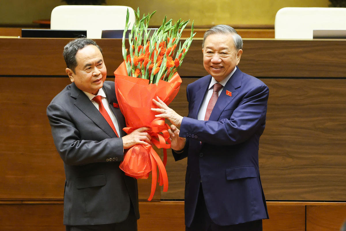 Tổng Bí thư Tô Lâm tặng hoa chúc mừng đồng chí Trần Thanh Mẫn tái đắc cử chức vụ Chủ tịch Quốc hội khóa XVI, nhiệm kỳ 2026-2031. Ảnh: Quang Vinh