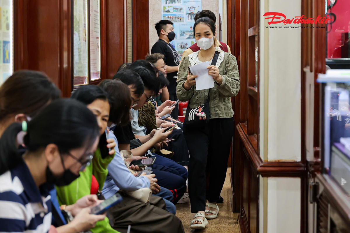 Bà Lan Anh trú tại phường Hoàn Kiếm cho biết: “Khi có thông tin cửa hàng vàng Bảo Tín Minh Châu bị kiểm tra, rồi lãnh đạo bị khởi tố, tôi khá lo lắng vì sợ cửa hàng đóng cửa, không nhận được vàng dù đã thanh toán trước. Tuy nhiên, khi thấy cửa hàng thông báo vẫn hoạt động bình thường, tôi yên tâm hơn. Hôm nay, tôi mang phiếu hẹn đến nhận vàng".