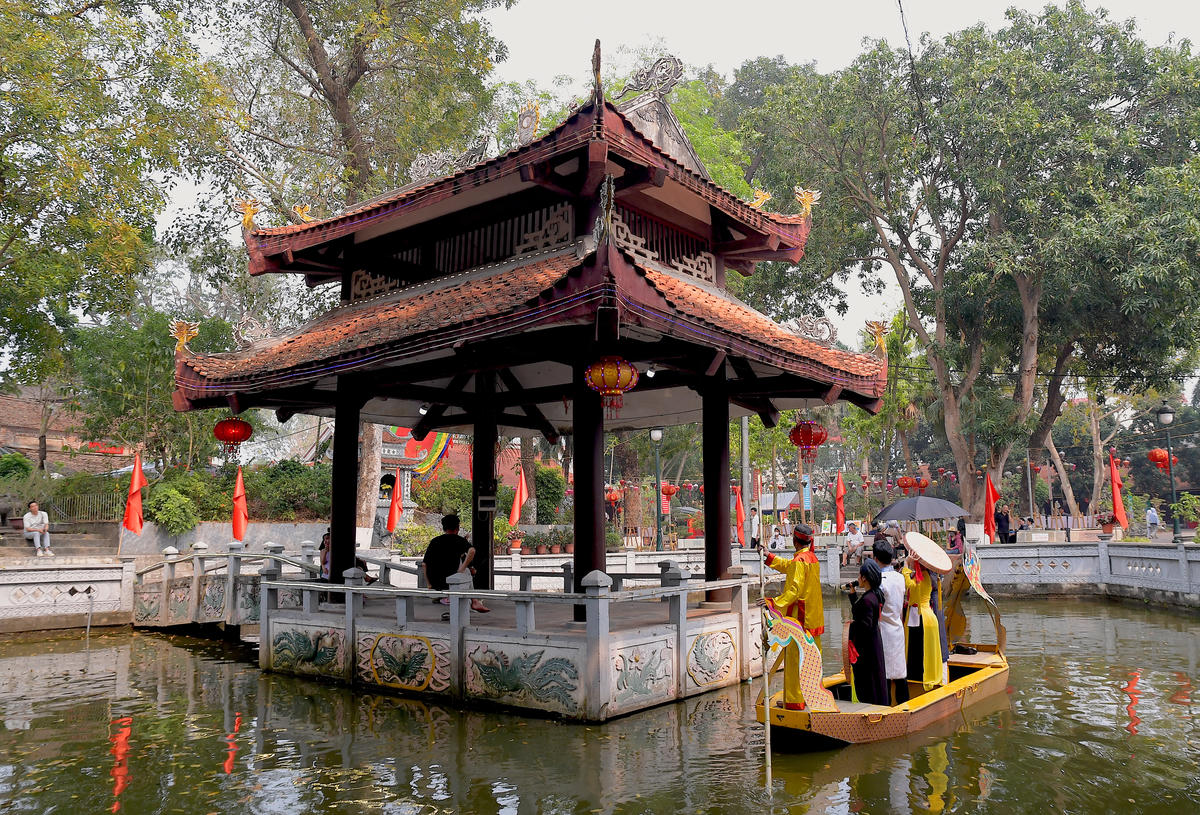Những liền anh, liền chị với làn điệu quan họ mượt mà đã làm say lòng du khách thập phương trong hành trình trẩy hội.