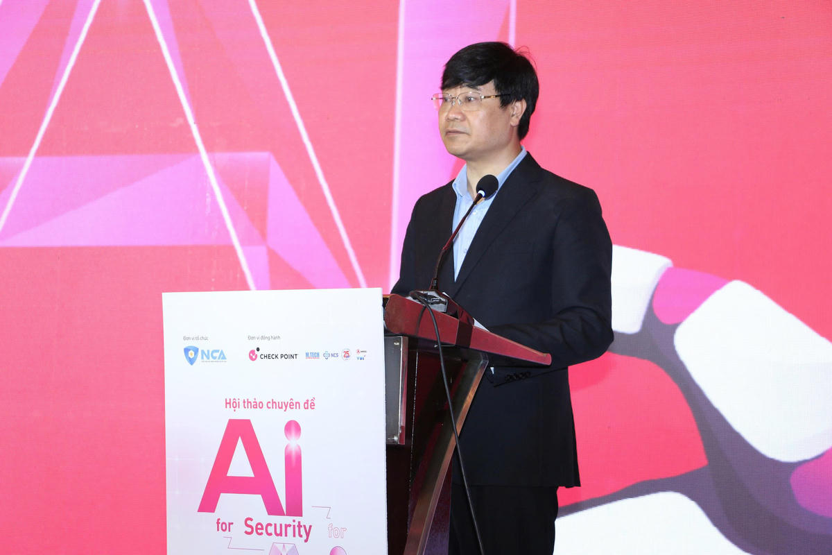 Đại tá Nguyễn Hồng Quân - Phó Cục trưởng Cục An ninh mạng và Phòng chống tội phạm công nghệ cao, Bộ Công an phát biểu tại hội thảo.